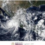 Esta tarde, Simon se localiza a 70 kilómetros al oeste de Playa Pérula, Jalisco y se mueve paralelo a las costas de dicha entidad