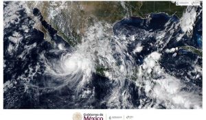 Esta tarde, Simon se localiza a 70 kilómetros al oeste de Playa Pérula, Jalisco y se mueve paralelo a las costas de dicha entidad